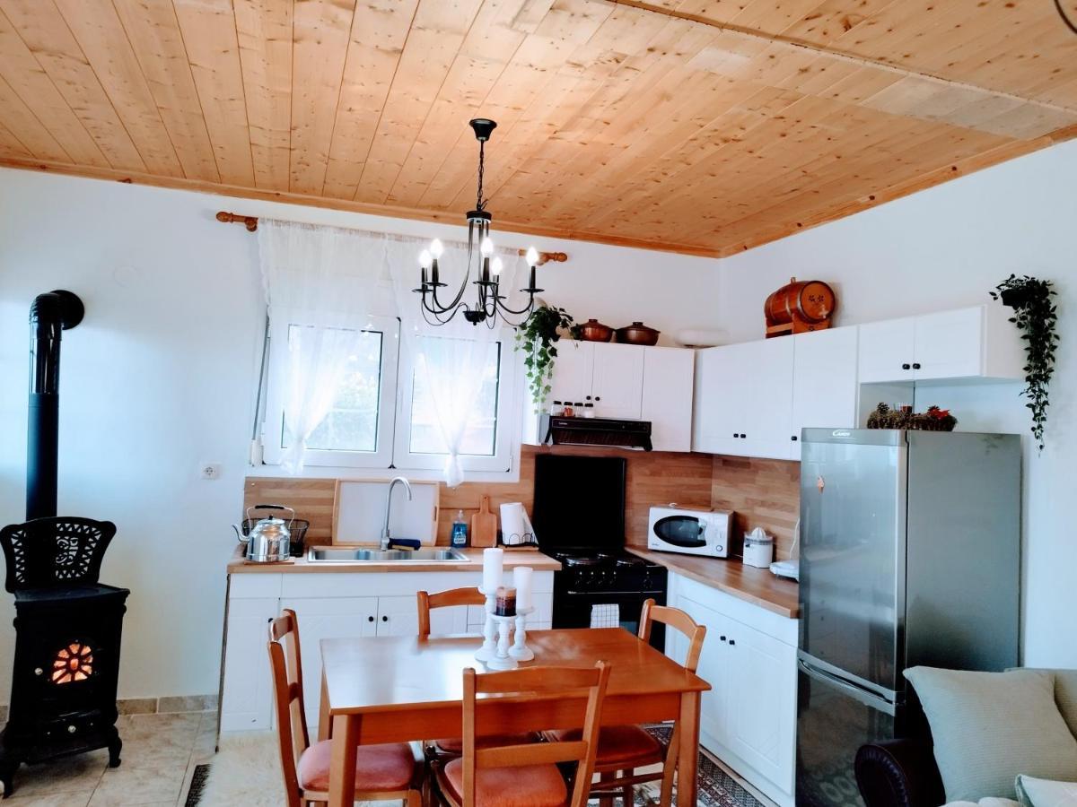 Cozy Cottage For 4 Lávdhas المظهر الخارجي الصورة